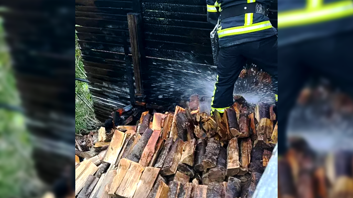 У Татарові спалахнула пожежа у дровітні