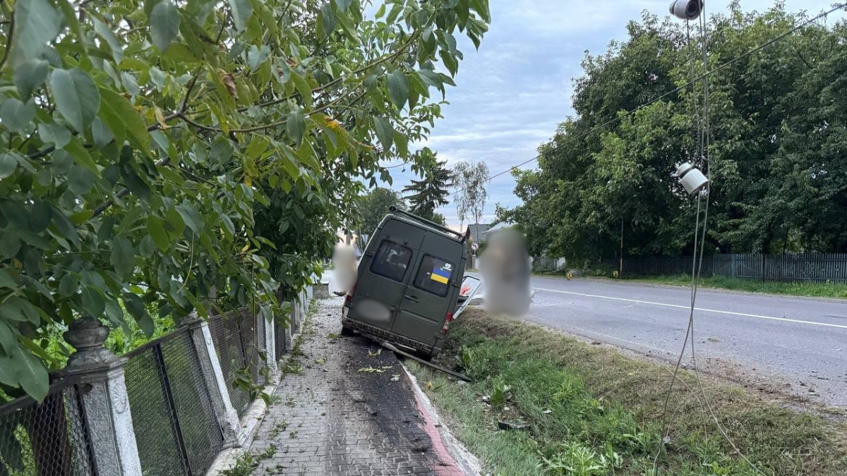 Смертельна ДТП у Снятині: мікроавтобус з'їхав у кювет й зіткнувся із електроопорою. ФОТО 2