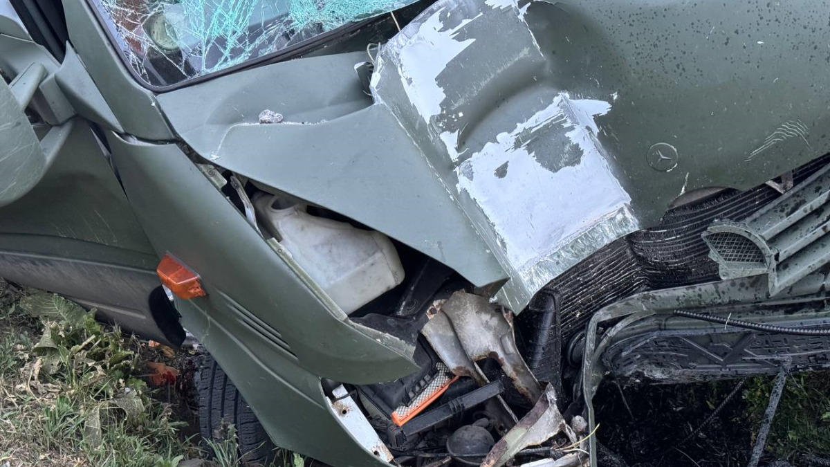 Смертельна ДТП у Снятині: мікроавтобус з'їхав у кювет й зіткнувся із електроопорою. ФОТО 3