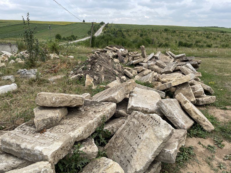 На Городенківщині облаштують меморіал з єврейських надгробків, які знайшли під час демонтажу радянського памʼятника 2