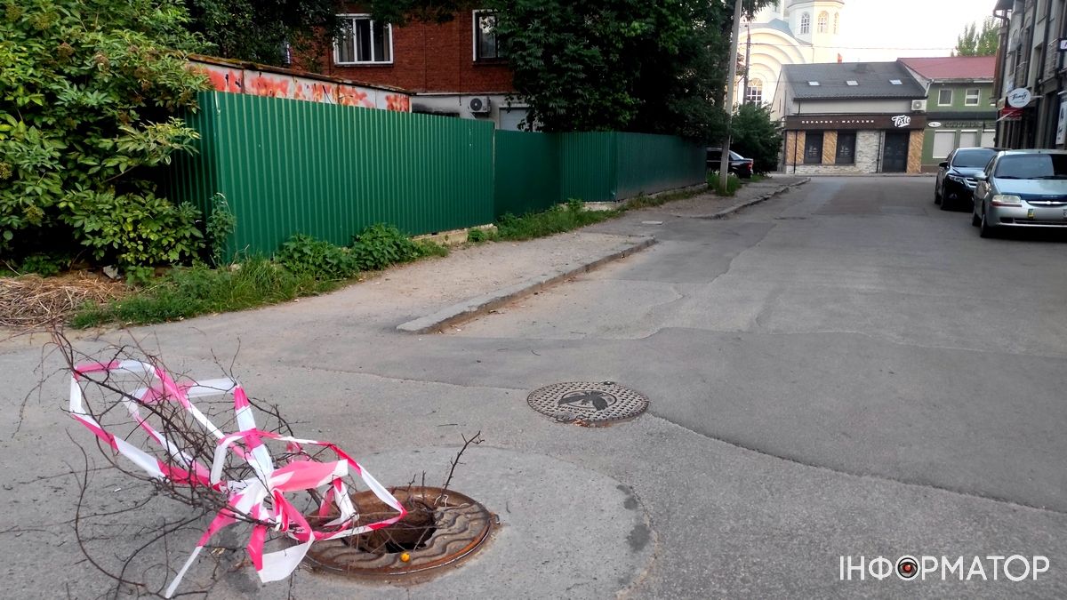 За тиждень проблему небезпечного люка в Коломиї вирішили... стрічкою 4