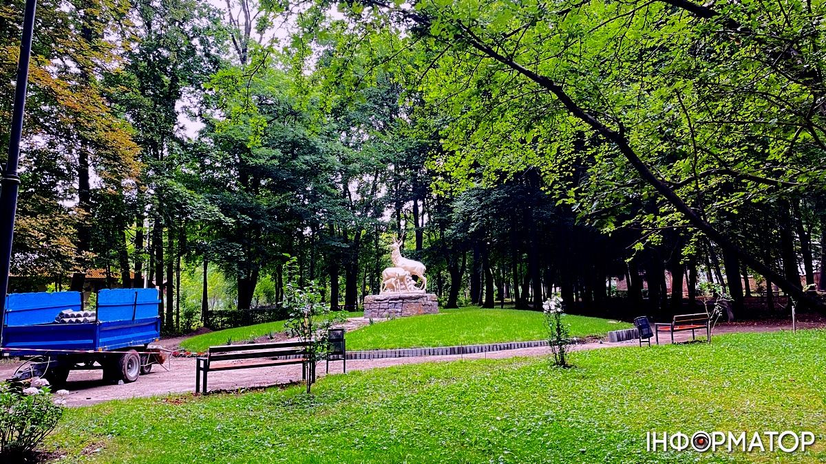 Ще один штрих біля скульптури оленів у коломийському парку 3