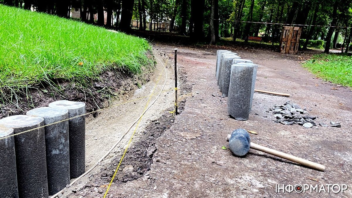 Ще один штрих біля скульптури оленів у коломийському парку 1