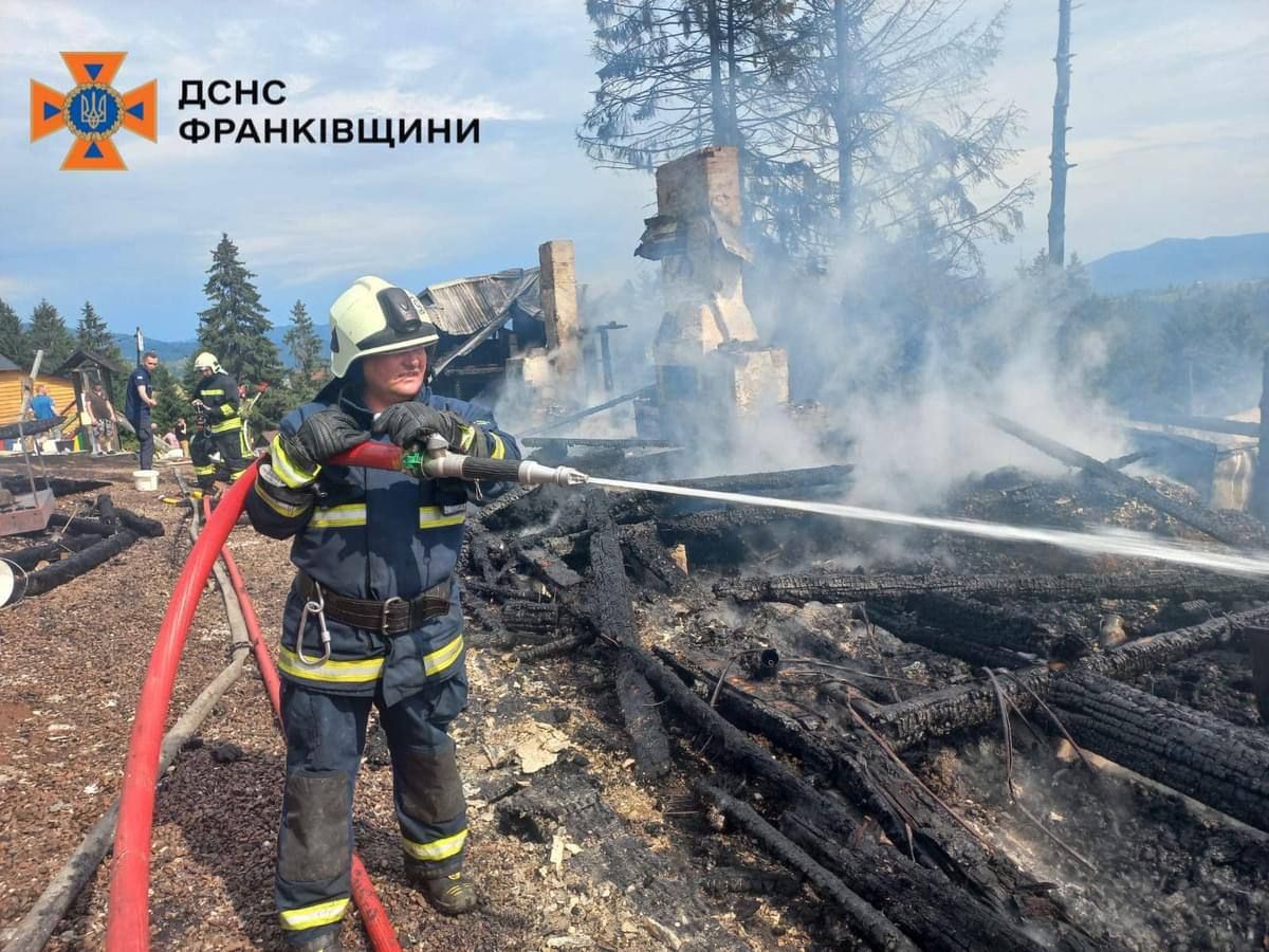 В етнопарку в Яблуниці спалахнула пожежа: вогонь охопив чималу територію 3