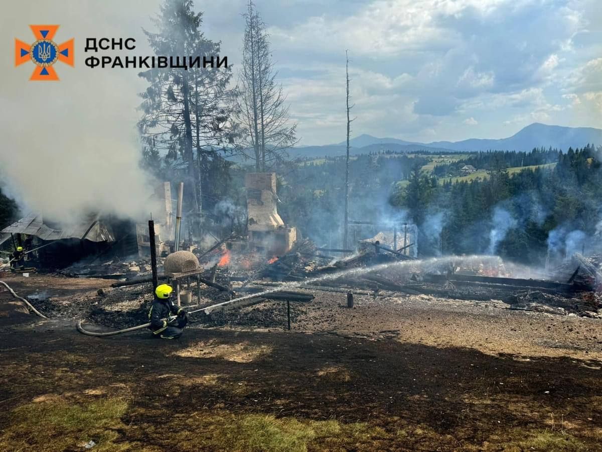 В етнопарку в Яблуниці спалахнула пожежа: вогонь охопив чималу територію