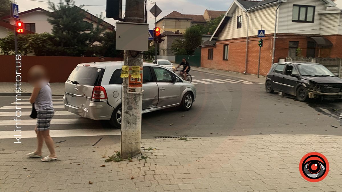 На перехресті Чайковського-Шкрумеляка в Коломиї зіткнулися автівки 3
