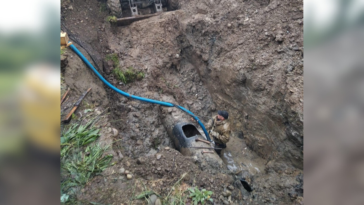 Вода затримується | Коломийські комунальники продовжують роботи з усунення аварії на водогоні