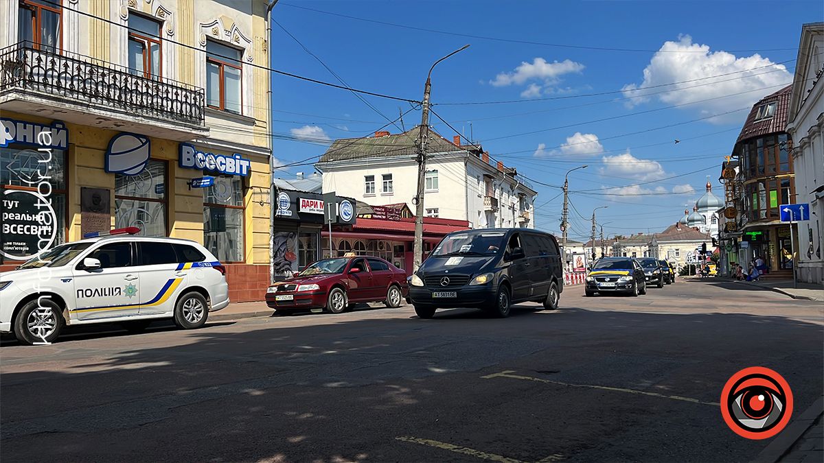 Коломияни зустріли скорботний кортеж з тілом бойового медика Віталія Мельника 1