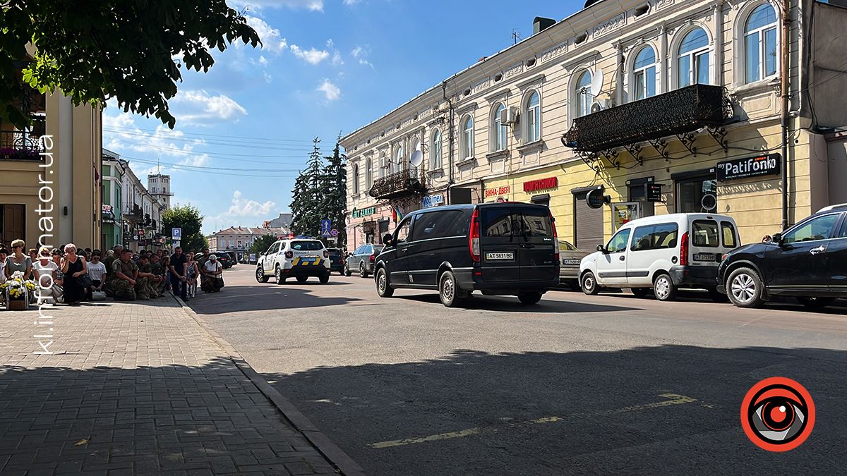 Коломияни зустріли скорботний кортеж з тілом бойового медика Віталія Мельника 2
