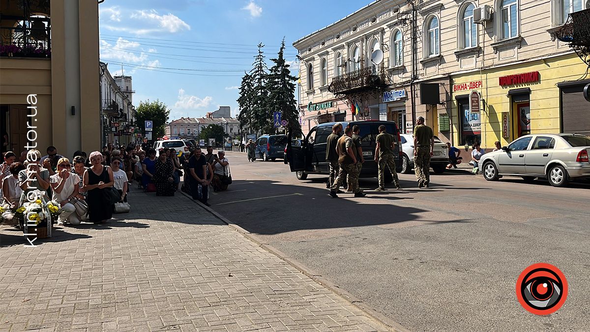 Коломияни зустріли скорботний кортеж з тілом бойового медика Віталія Мельника 3