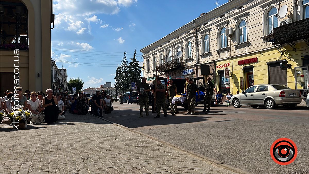 Коломияни зустріли скорботний кортеж з тілом бойового медика Віталія Мельника 4