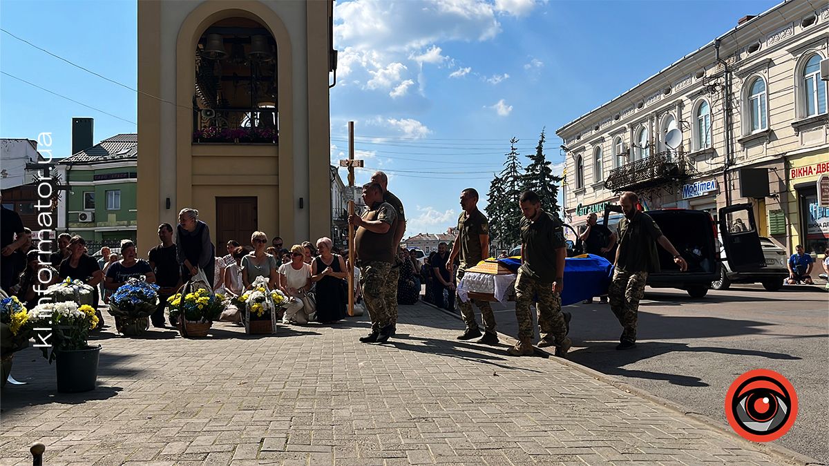 Коломияни зустріли скорботний кортеж з тілом бойового медика Віталія Мельника 5