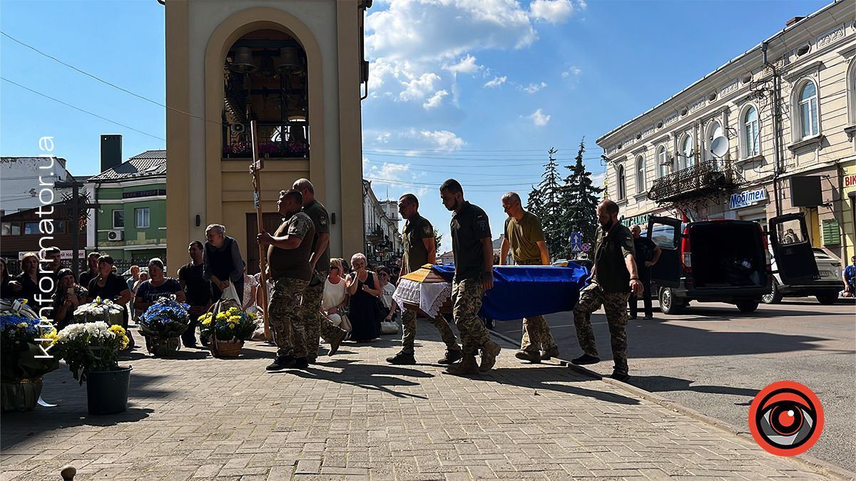 Коломияни зустріли скорботний кортеж з тілом бойового медика Віталія Мельника 6
