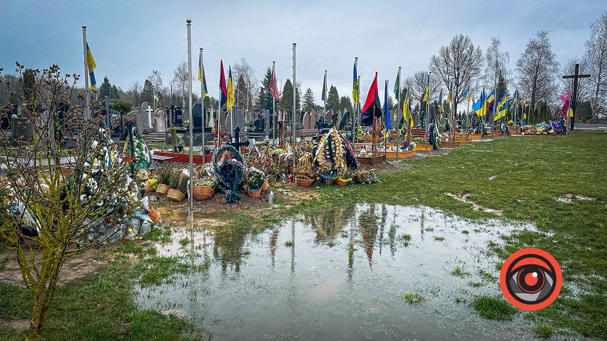 Чому в дощі кладовище Коломиї затоплює і на що у ратуші готові витратити 15 млн грн 1