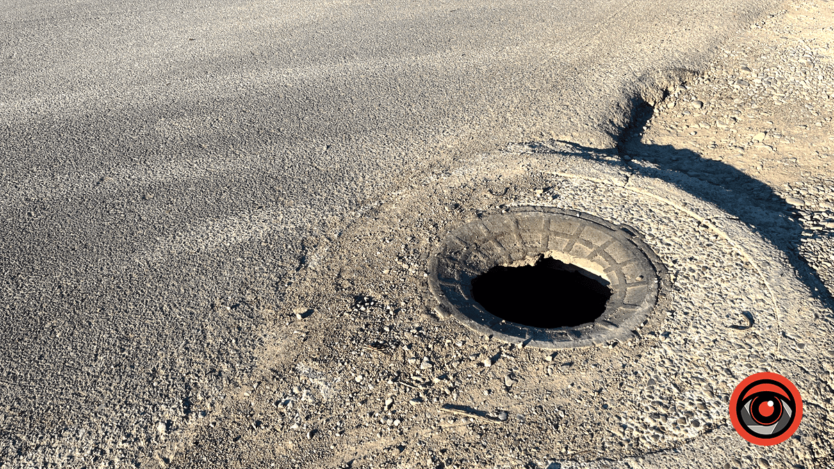 Небезпечна діра: на вулиці Крип'якевича "живе" проламаний люк 2