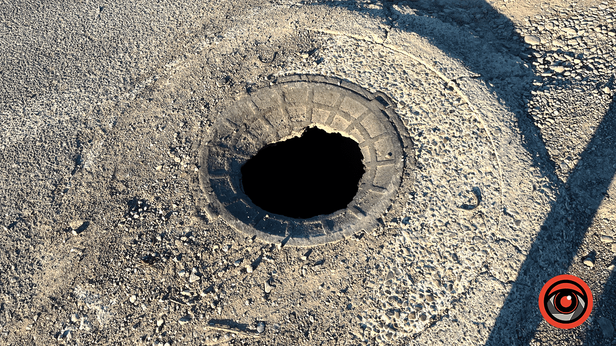 Небезпечна діра: на вулиці Крип'якевича "живе" проламаний люк 3