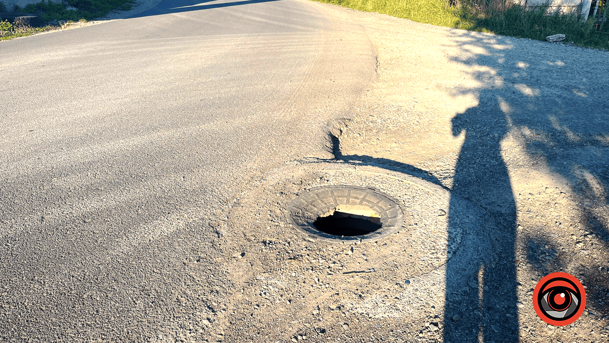 Небезпечна діра: на вулиці Крип'якевича "живе" проламаний люк 1