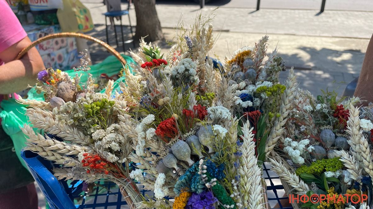 З чого збирають букети на Маковея у Коломиї 1