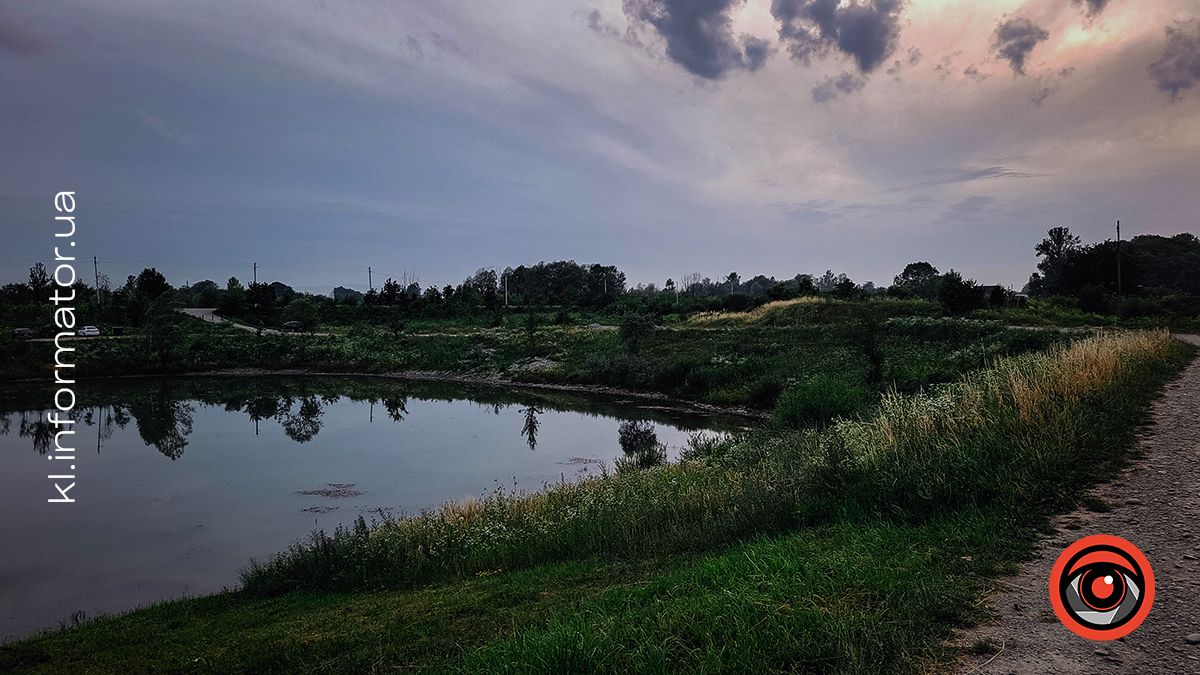 Ботанічна прогулянка літнім озером неподалік Шевченківського парку | Фоторепортаж 1