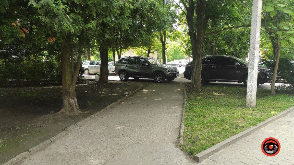 Стала і пішла: водійка у Коломиї залишила авто впоперек проходу сквером 2