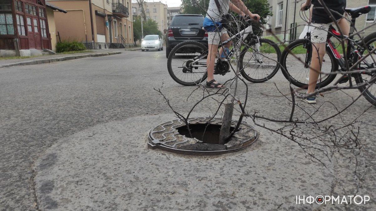 За тиждень проблему небезпечного люка в Коломиї вирішили... стрічкою 1