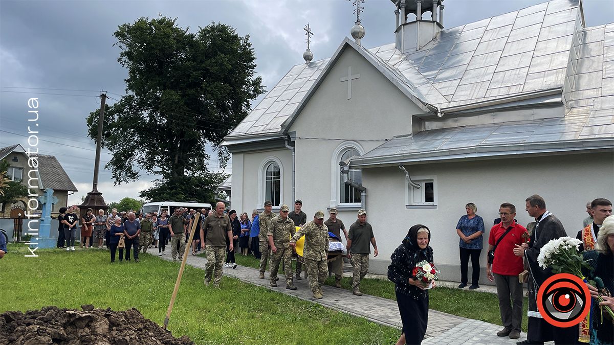 Коломийська громада попрощалася із 24-річним Героєм Романом Черкаліним 3