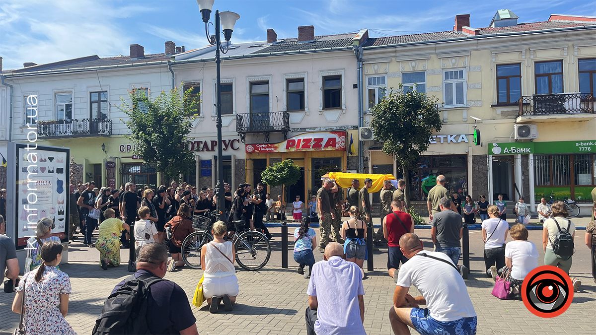 Назавжди 24... У Коломиї в останню путь провели молодого захисника Віталія Мельника 12