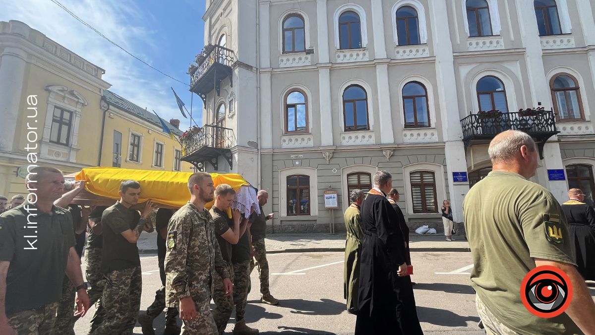 Назавжди 24... У Коломиї в останню путь провели молодого захисника Віталія Мельника 16