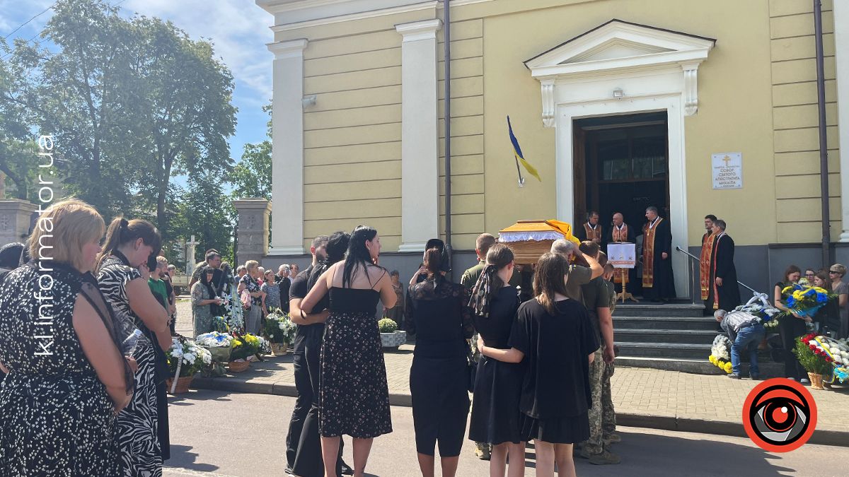 Назавжди 24... У Коломиї в останню путь провели молодого захисника Віталія Мельника 20