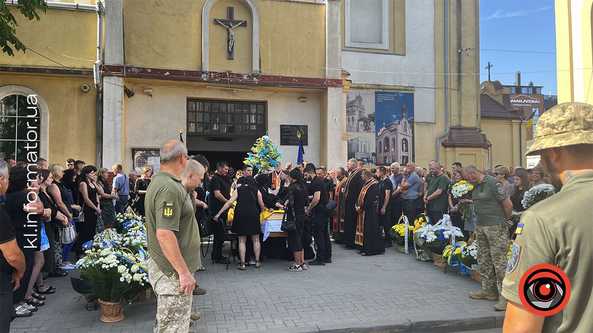 Назавжди 24... У Коломиї в останню путь провели молодого захисника Віталія Мельника 5