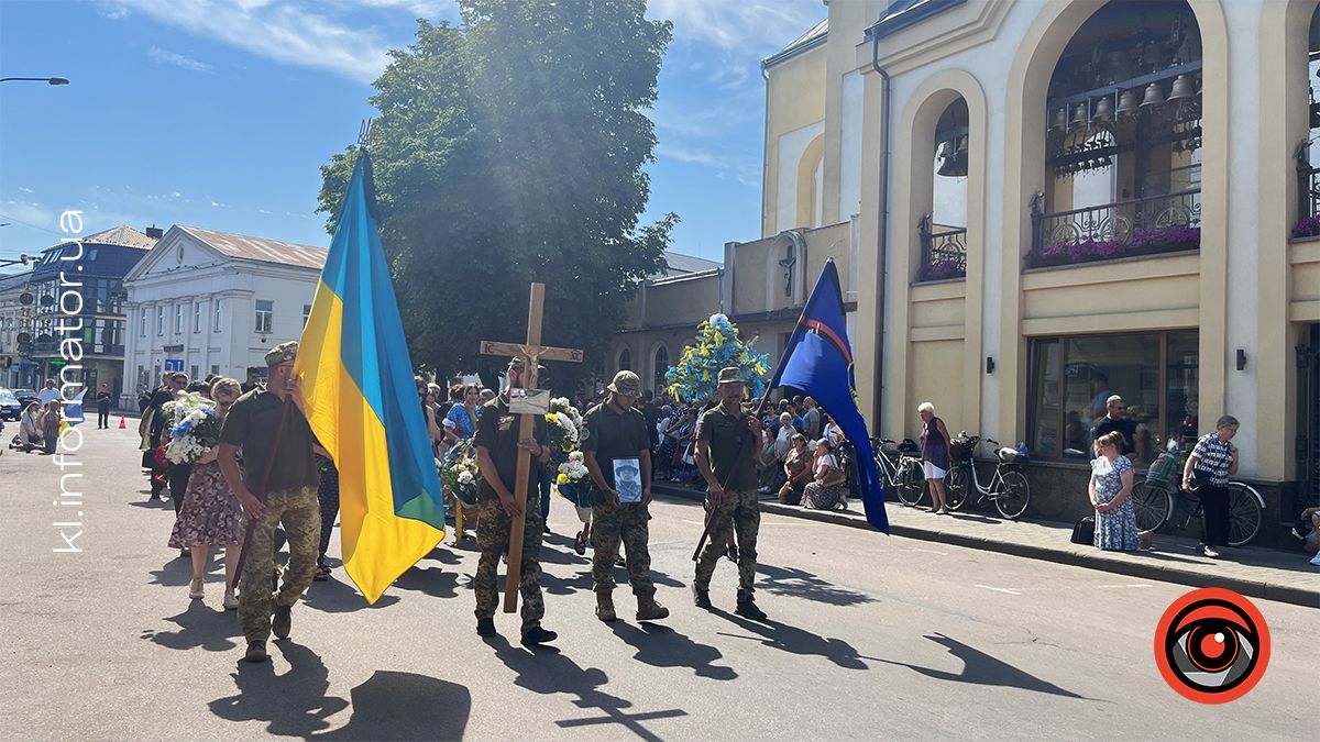 Назавжди 24... У Коломиї в останню путь провели молодого захисника Віталія Мельника