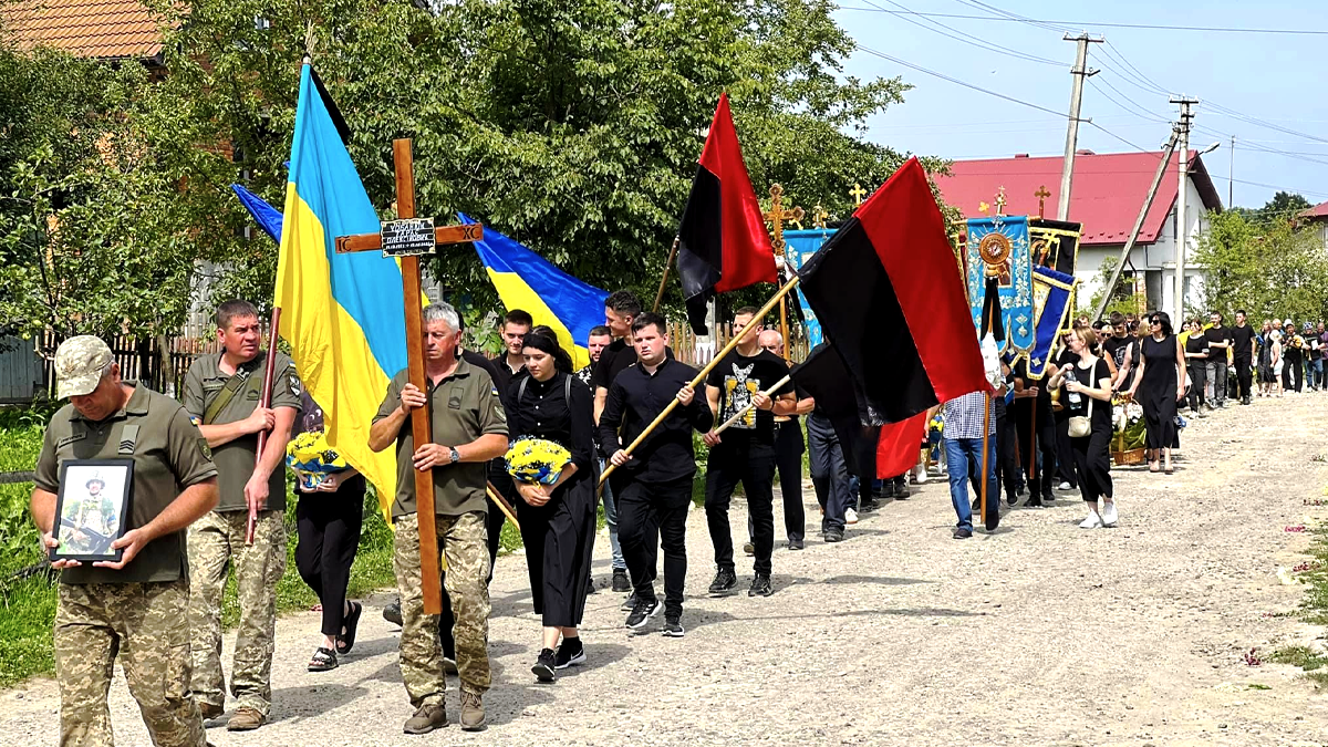 На Отинійщині в останню дорогу провели захисника Тараса Чобанюка 2