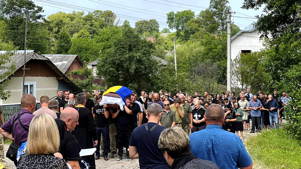 На Отинійщині в останню дорогу провели захисника Тараса Чобанюка 3