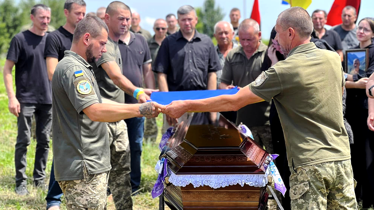 На Отинійщині в останню дорогу провели захисника Тараса Чобанюка 4