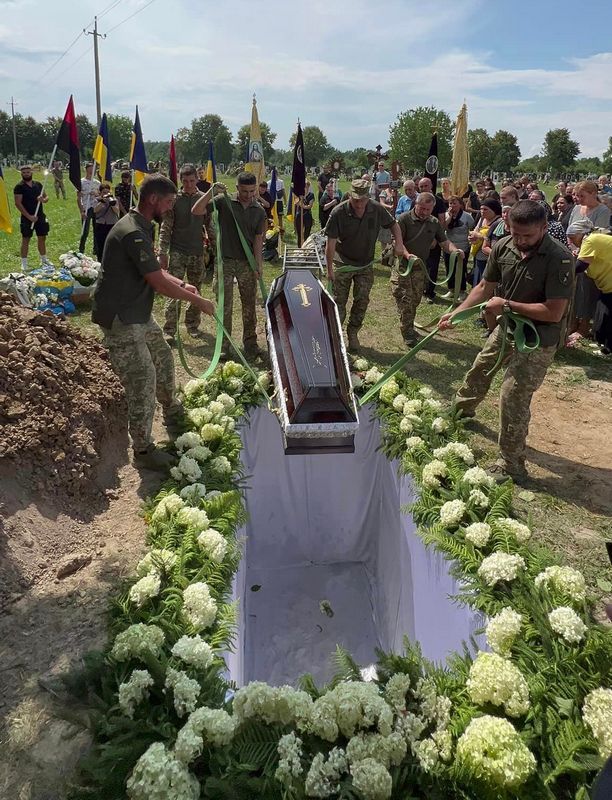 У селі Ворона на вічний спочинок провели молодого воїна Андрія Зайцева 8