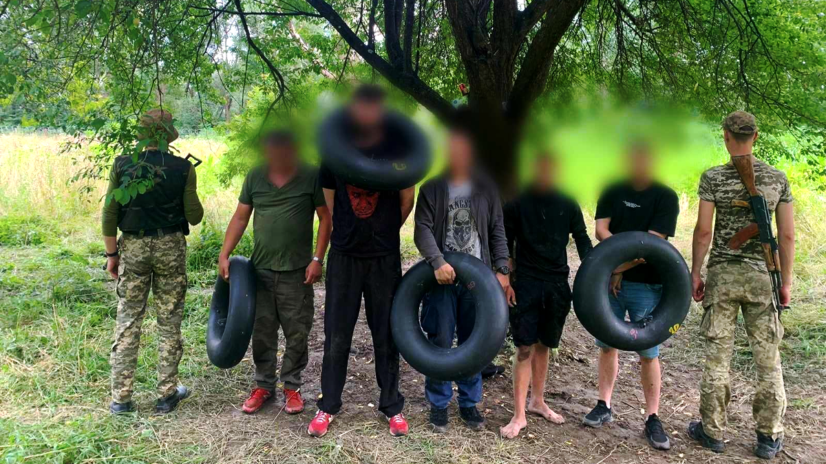 Четверо чоловіків намагалися незаконно перетнути кордон, та їх затримав службовий собака