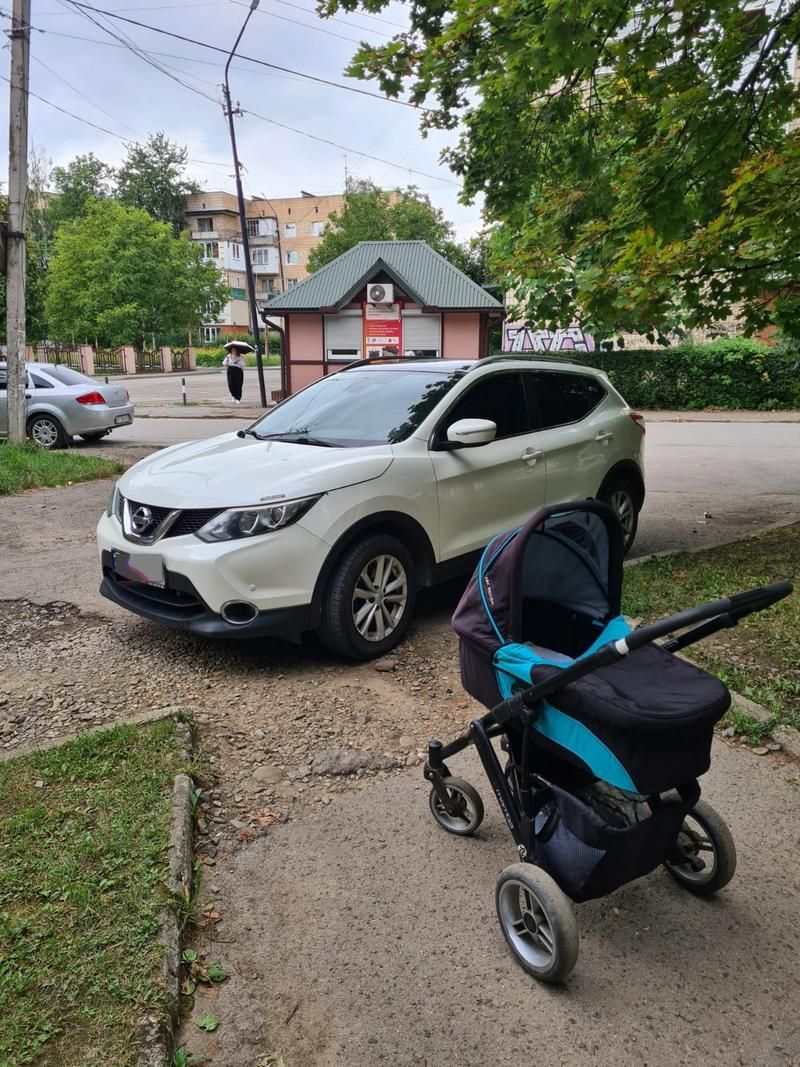 Стала і пішла: водійка у Коломиї залишила авто впоперек проходу сквером 1