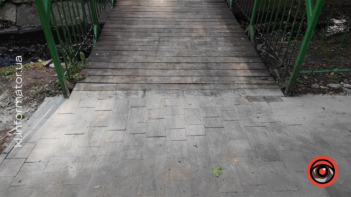 На головній алеї міського парку Коломиї просідає нова бруківка 2