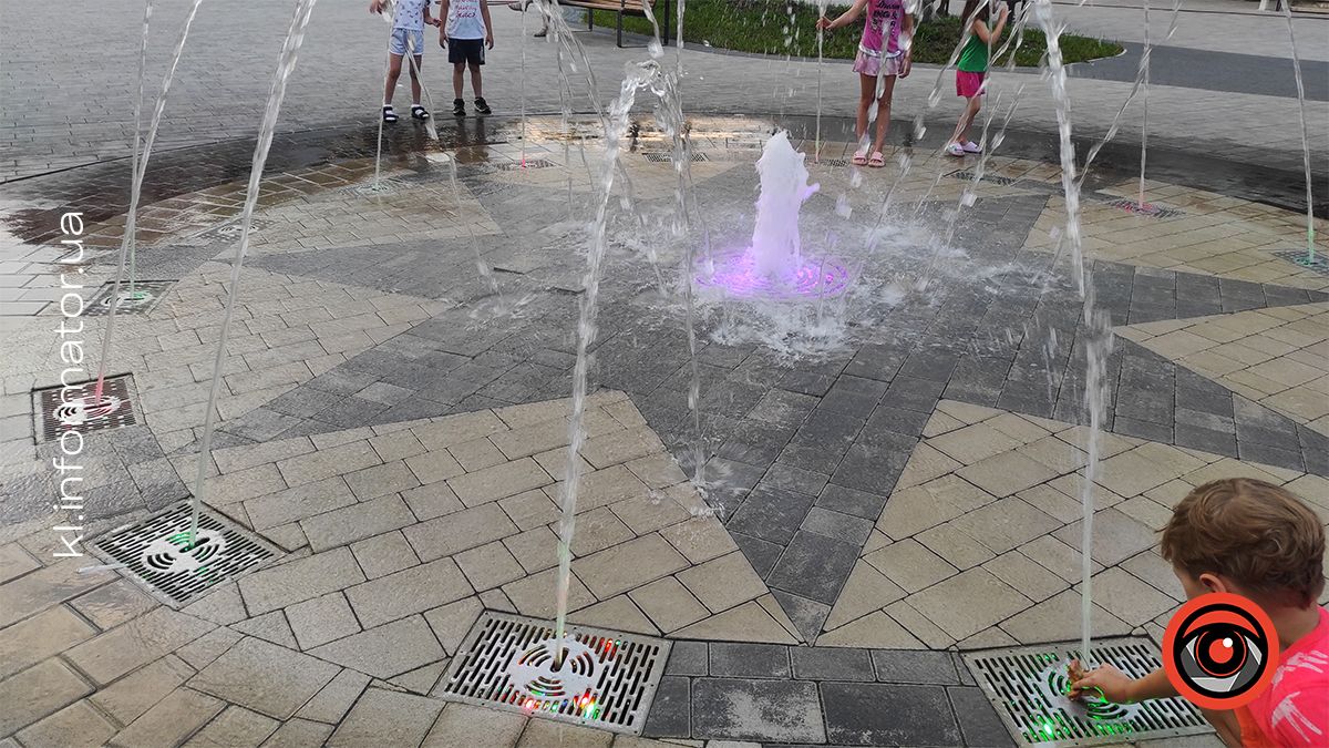 Діти, дивіться під ноги: фонтану біля Писанки лише 2 місяці, проте вже є пошкодження 2