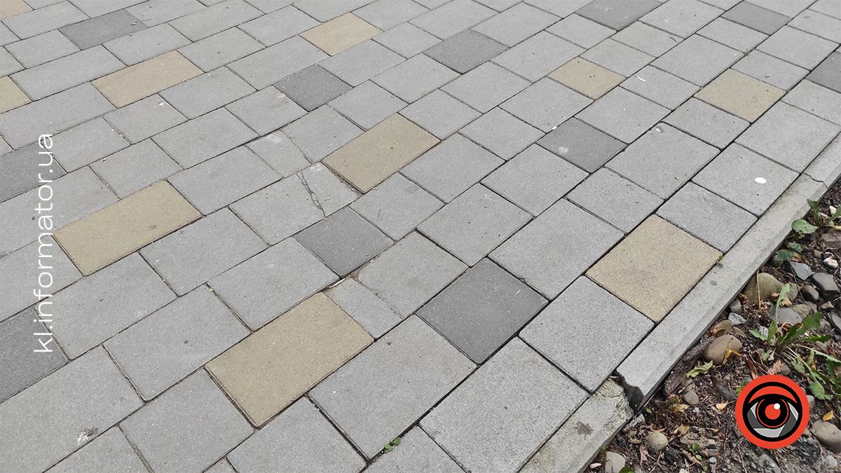 На головній алеї міського парку Коломиї просідає нова бруківка 1
