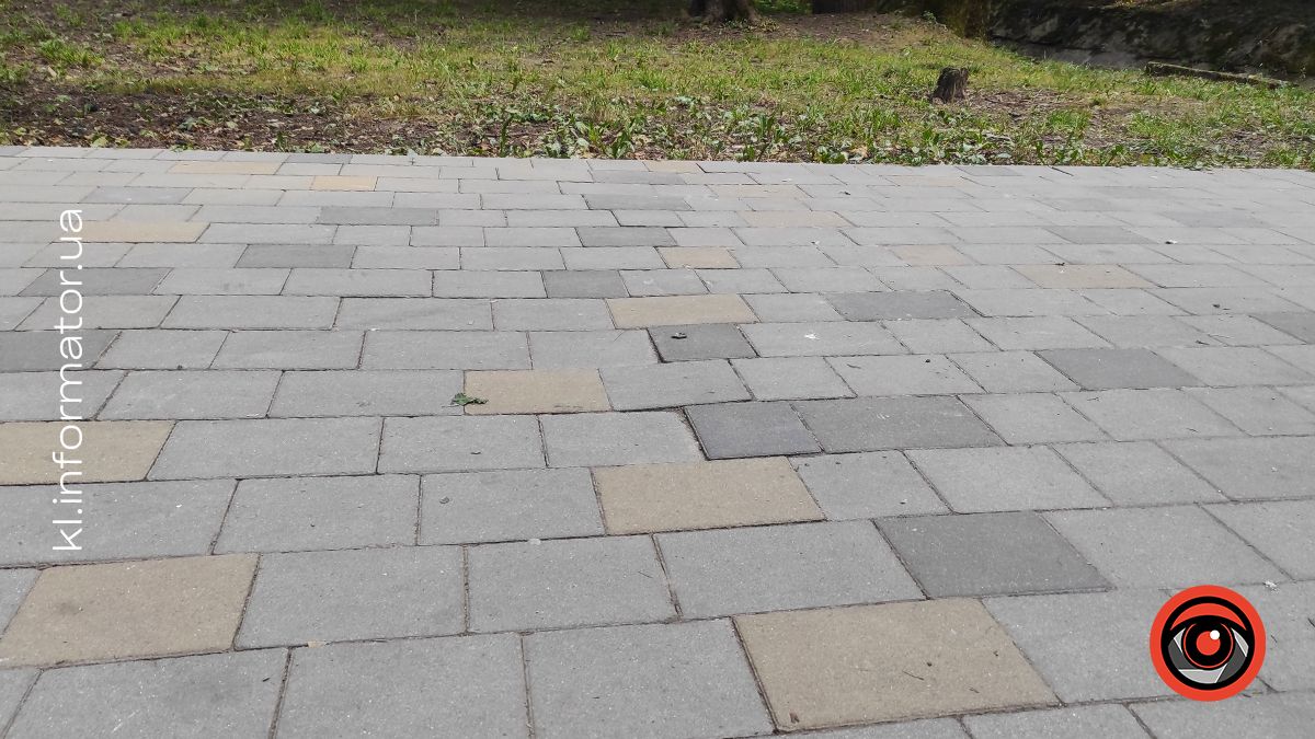 На головній алеї міського парку Коломиї просідає нова бруківка 3