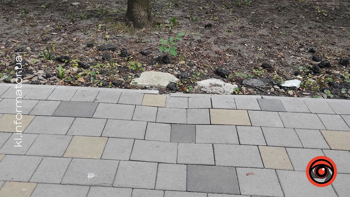 На головній алеї міського парку Коломиї просідає нова бруківка 4