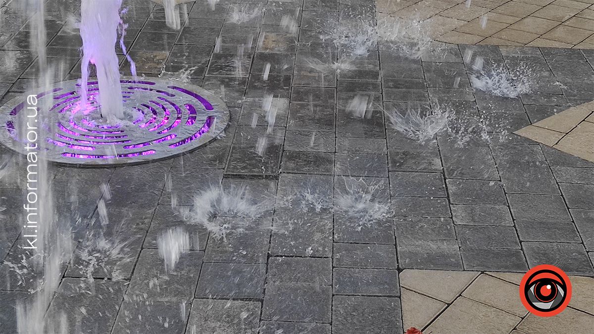 Діти, дивіться під ноги: фонтану біля Писанки лише 2 місяці, проте вже є пошкодження 3