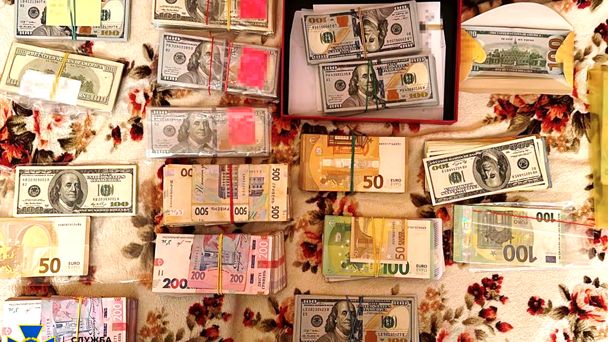 Вимагав хабарі з імпортерів: ДБР та СБУ затримали одного з головних митників Прикарпаття 2