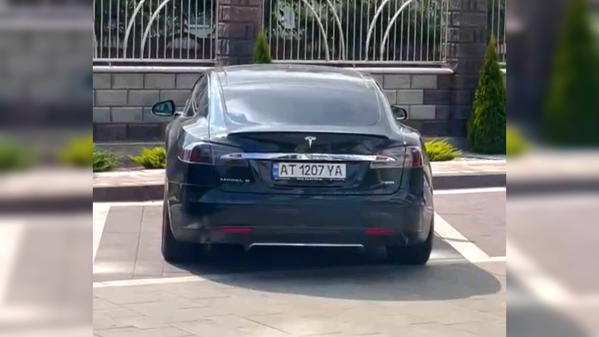 Автомобіль, на якому Саїв прибув до закладу "Рулька". Фото: СтопКор