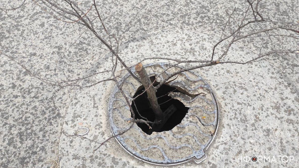 За тиждень проблему небезпечного люка в Коломиї вирішили... стрічкою 3