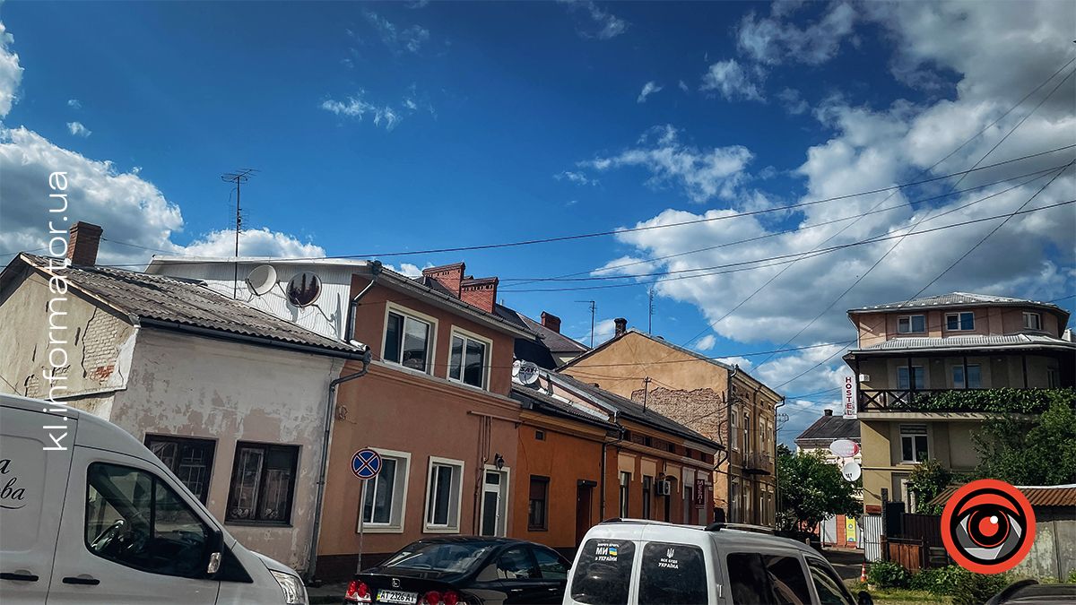 Вхід з пл. Старий ринок на вул. Височана, червень 2024 року