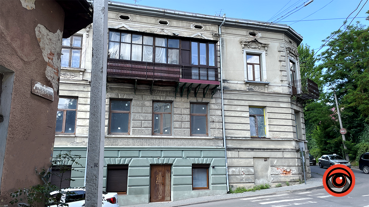 Стара табличка, яка свідчить про колишню назву вулиці