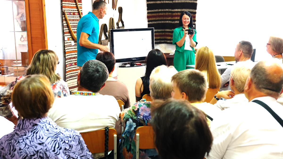 У Косівському музеї Гуцульщини відкрили виставку колекційних поштівок Мирослава Близнюка 3