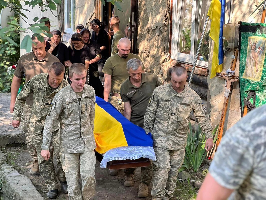 Громада Отинії провела в останню дорогу воїна Василя Назарука 3